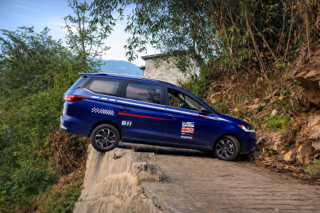 Ακροβατική οδήγηση και ο οδηγός που δοκίμασε τους νόμους της φυσικής