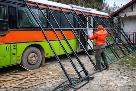 Από την αρχή μέχρι το τέλος: η εντυπωσιακή ανακατασκευή ενός λεωφορείου σε κινητό σπίτι