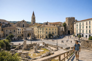 Μπενεβέντο: Η ιταλική πόλη όπου οι θρύλοι για τις μάγισσες έγιναν παράδοση