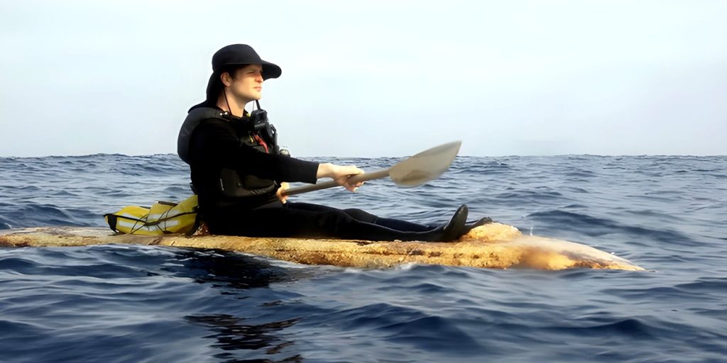 Ο καλλιτέχνης Σαμ Σουμέικερ κατασκεύασε ένα βιοδιασπώμενο καγιάκ από μανιτάρια.