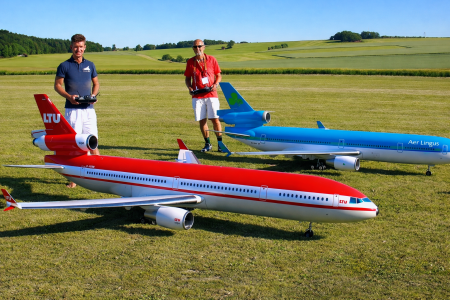 Γίγαντες των αιθέρων σε μικρογραφία: Δύο εντυπωσιακά τηλεκατευθυνόμενα μοντέλα MD-11 με αληθινούς κινητήρες jet.