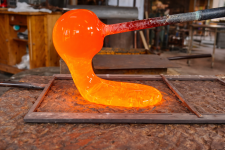 Πώς η φωτιά και η ανθρώπινη δεξιοτεχνία δίνουν μορφή στο γυαλί