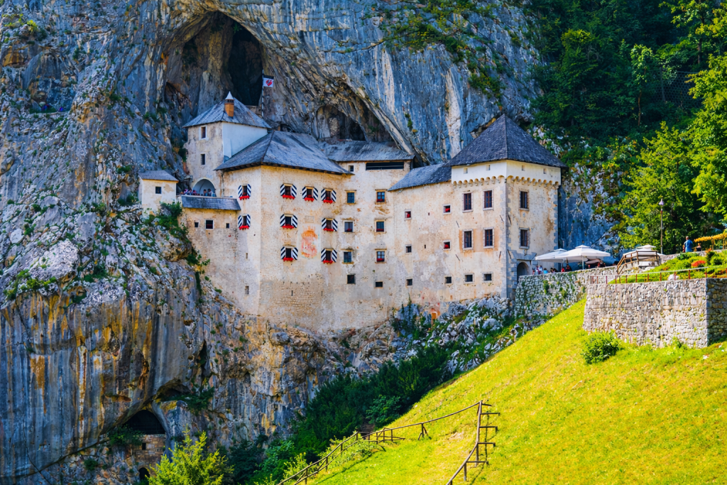 Μέσα στο απόρθητο κάστρο της Σλοβενίας που είναι λαξευμένο πάνω σε έναν κατακόρυφο βράχο.