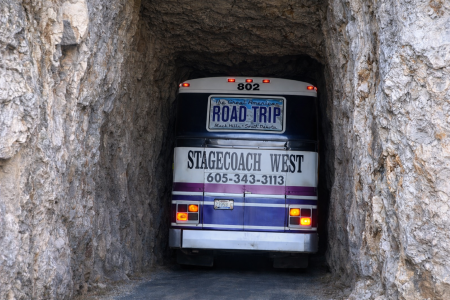 Οδηγώντας ένα λεωφορείο μέσα από τα στενά περάσματα του Needles Highway