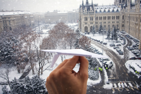 Μια χάρτινη σαΐτα προσγειώνεται με ακρίβεια πάνω σε ένα κινούμενο τραμ στο χιονισμένο τοπίο