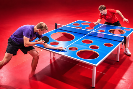 Δοκιμάζοντας τα όρια των αντανακλαστικών σε ένα τραπέζι πινγκ πονγκ που σταδιακά εξαφανίζεται.