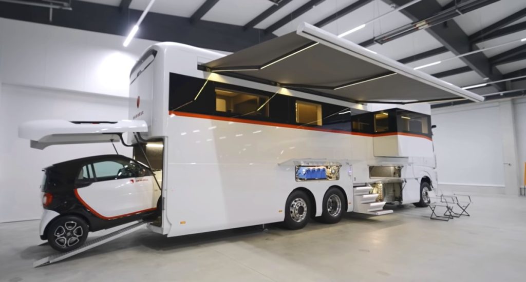 Μια λεπτομερής ματιά στο εσωτερικό ενός πλήρως εξοπλισμένου κινητού σπιτιού με όλες τις ανέσεις