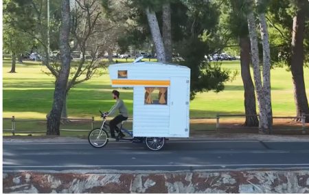 Πώς είναι να διανύεις 160 χιλιόμετρα με ένα ποδήλατο-τροχόσπιτο