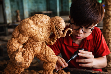 Πώς ένας κορμός ξύλου μεταμορφώνεται στον τρομακτικό Venom