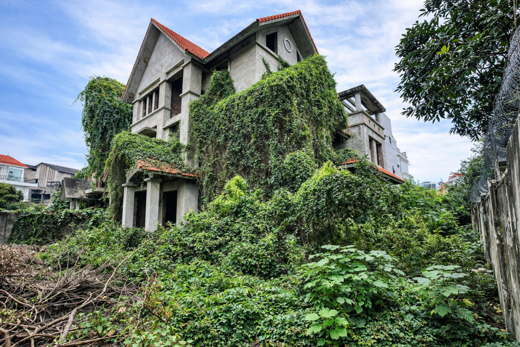 Πώς μια εγκαταλελειμμένη έπαυλη μεταμορφώθηκε σε μια σύγχρονη κατοικία μετά από επαγγελματική ανακαίνιση