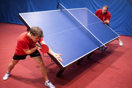 Δημιουργικές φάσεις και εξαιρετικά αντανακλαστικά στο τραπέζι του πινγκ πονγκ