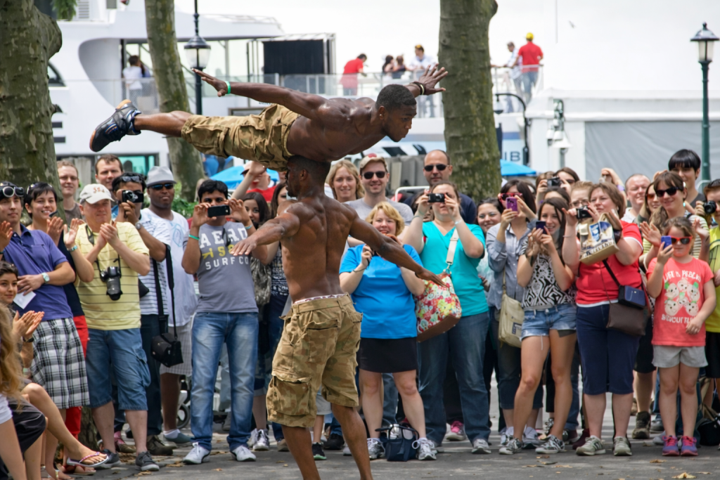 Ταλαντούχοι ακροβάτες δρόμου που τράβηξαν τα βλέμματα στη Νέα Υόρκη