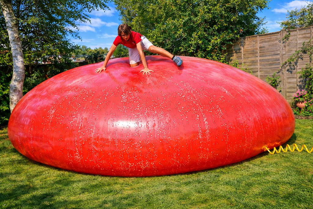 Η σταδιακή διόγκωση και η εντυπωσιακή ρήξη ενός μεγάλου μπαλονιού με νερό