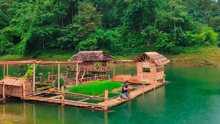 Το προσωπικό του νησί: Πώς δημιούργησε μόνος του ένα πλωτό καταφύγιο από μπαμπού