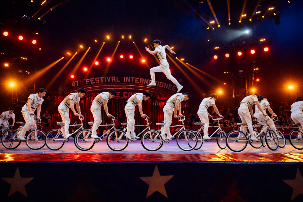 Το βραβευμένο ακροβατικό νούμερο με ποδήλατα από την εθνική ακροβατική ομάδα της Κίνας