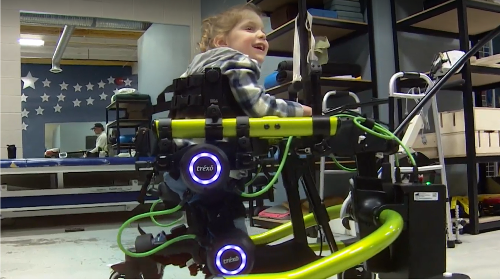 Πρωτοποριακή συσκευή στον Καναδά δίνει τη δυνατότητα βάδισης σε παιδιά με κινητικές δυσκολίες