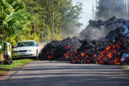 Η δύναμη της φύσης: Η στιγμή που η λάβα καλύπτει τα πάντα στο πέρασμά της.